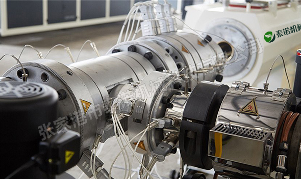 PE三層復(fù)合管材生產(chǎn)線